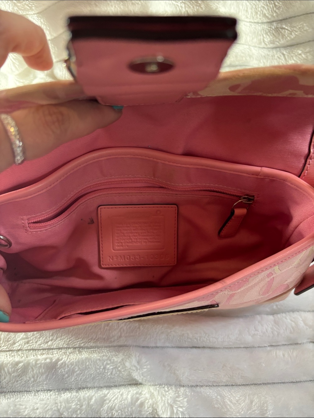 VINTAGE RARE Coach Pink Signature Canvas Shoulder Bag with Tan Leather Trim - Picture 7 of 8